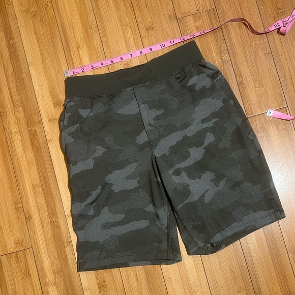 Lululemon T.H.E. Short Green Camo Linerless Size S - Picture 11 of 15